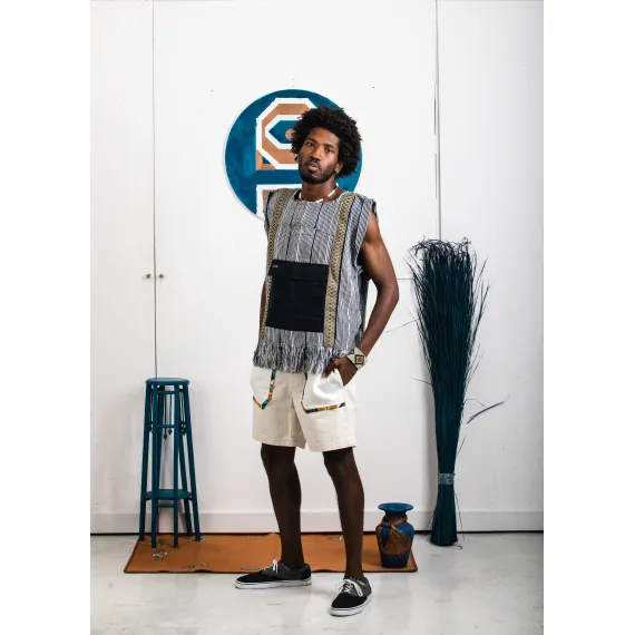 Kilimayanjaro-Tunika angezogen