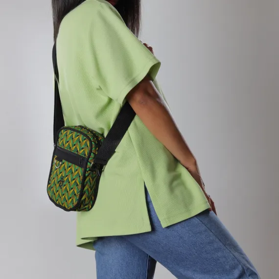 Shweshwe Umhängetasche Grün getragen seitlich