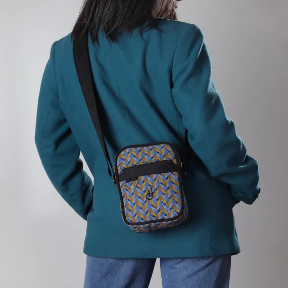 Shweshwe Umhängetasche Blau getragen