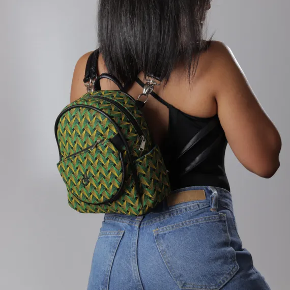 Shweshwe Mini-Rucksack Grün getragen